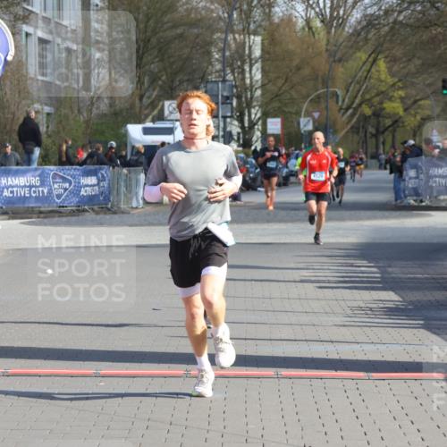12.04.2026 - 45. Internationalen Wilhelmsburger Insellauf Strokosch-Dieckow http://msf.ph/oto/9453380 12.04.2026 10:27:32 Ziel 5055, 5301, 2994 meine-sportfotos.de