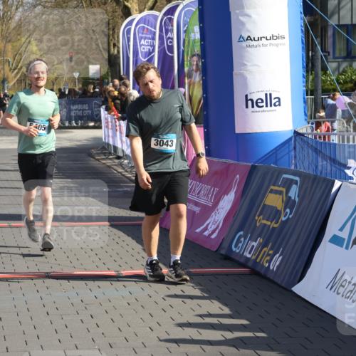12.04.2026 - 45. Internationalen Wilhelmsburger Insellauf Strokosch-Dieckow http://msf.ph/oto/9453409 12.04.2026 10:39:55 Ziel 3043, 5405, 5331 meine-sportfotos.de