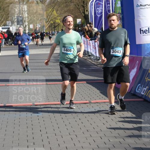 12.04.2026 - 45. Internationalen Wilhelmsburger Insellauf Strokosch-Dieckow http://msf.ph/oto/9453420 12.04.2026 10:39:56 Ziel 3043, 5405, 5331 meine-sportfotos.de