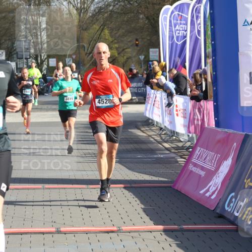 12.04.2026 - 45. Internationalen Wilhelmsburger Insellauf Strokosch-Dieckow http://msf.ph/oto/9453432 12.04.2026 10:27:39 Ziel 5685, 4528, 3815 meine-sportfotos.de