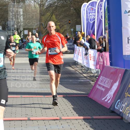 12.04.2026 - 45. Internationalen Wilhelmsburger Insellauf Strokosch-Dieckow http://msf.ph/oto/9453435 12.04.2026 10:27:39 Ziel 5685, 4528, 3815 meine-sportfotos.de