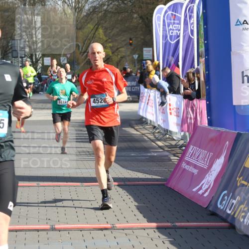 12.04.2026 - 45. Internationalen Wilhelmsburger Insellauf Strokosch-Dieckow http://msf.ph/oto/9453438 12.04.2026 10:27:39 Ziel 5685, 4528, 3815 meine-sportfotos.de