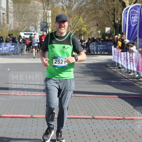 12.04.2026 - 45. Internationalen Wilhelmsburger Insellauf Strokosch-Dieckow http://msf.ph/oto/9453450 12.04.2026 10:40:04 Ziel 2521, 2953, 4522 meine-sportfotos.de