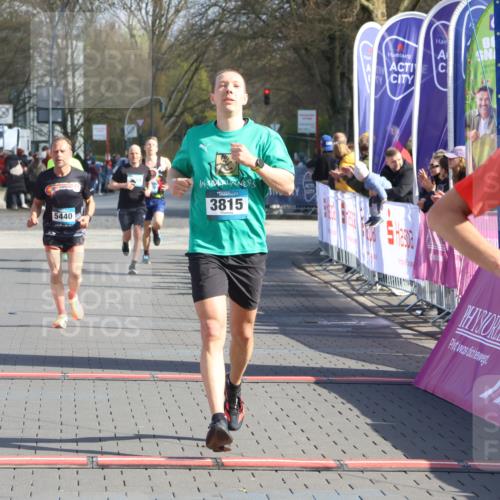12.04.2026 - 45. Internationalen Wilhelmsburger Insellauf Strokosch-Dieckow http://msf.ph/oto/9453451 12.04.2026 10:27:42 Ziel 5685, 4528, 3815, 5440 meine-sportfotos.de