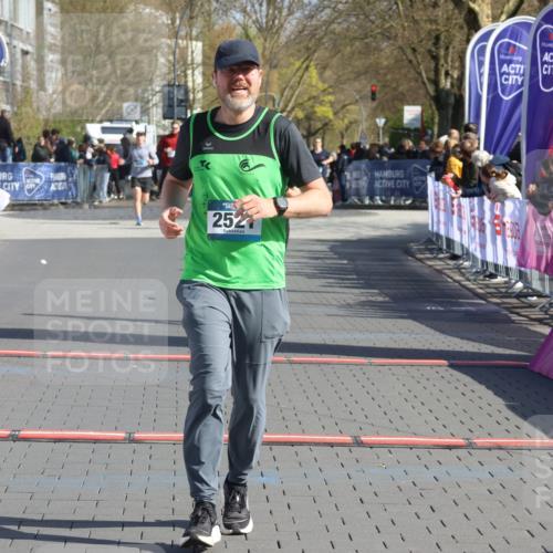 12.04.2026 - 45. Internationalen Wilhelmsburger Insellauf Strokosch-Dieckow http://msf.ph/oto/9453452 12.04.2026 10:40:04 Ziel 2521, 2953, 4522 meine-sportfotos.de
