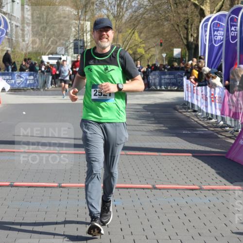 12.04.2026 - 45. Internationalen Wilhelmsburger Insellauf Strokosch-Dieckow http://msf.ph/oto/9453456 12.04.2026 10:40:04 Ziel 2521, 2953, 4522 meine-sportfotos.de