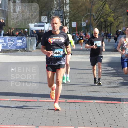 12.04.2026 - 45. Internationalen Wilhelmsburger Insellauf Strokosch-Dieckow http://msf.ph/oto/9453457 12.04.2026 10:27:44 Ziel 3815, 5440, 5279, 2659, 5645 meine-sportfotos.de