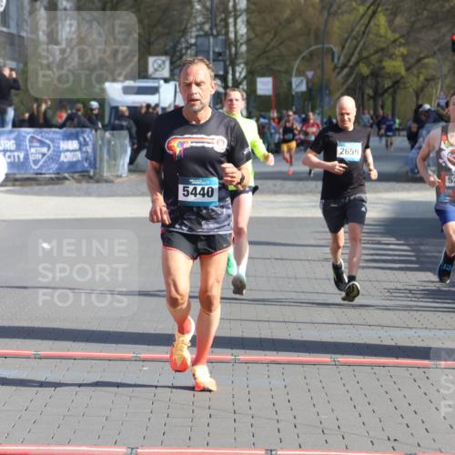 12.04.2026 - 45. Internationalen Wilhelmsburger Insellauf Strokosch-Dieckow http://msf.ph/oto/9453460 12.04.2026 10:27:44 Ziel 3815, 5440, 5279, 2659, 5645 meine-sportfotos.de