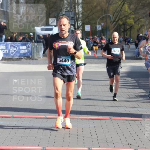 12.04.2026 - 45. Internationalen Wilhelmsburger Insellauf Strokosch-Dieckow http://msf.ph/oto/9453461 12.04.2026 10:27:44 Ziel 3815, 5440, 5279, 2659, 5645 meine-sportfotos.de