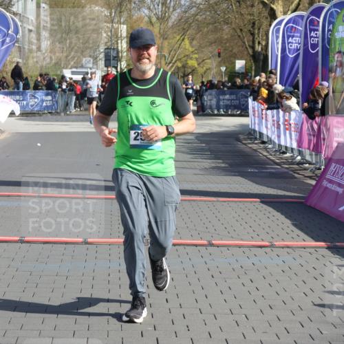 12.04.2026 - 45. Internationalen Wilhelmsburger Insellauf Strokosch-Dieckow http://msf.ph/oto/9453462 12.04.2026 10:40:04 Ziel 2521, 2953, 4522 meine-sportfotos.de