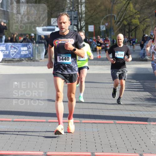 12.04.2026 - 45. Internationalen Wilhelmsburger Insellauf Strokosch-Dieckow http://msf.ph/oto/9453464 12.04.2026 10:27:44 Ziel 3815, 5440, 5279, 2659, 5645 meine-sportfotos.de