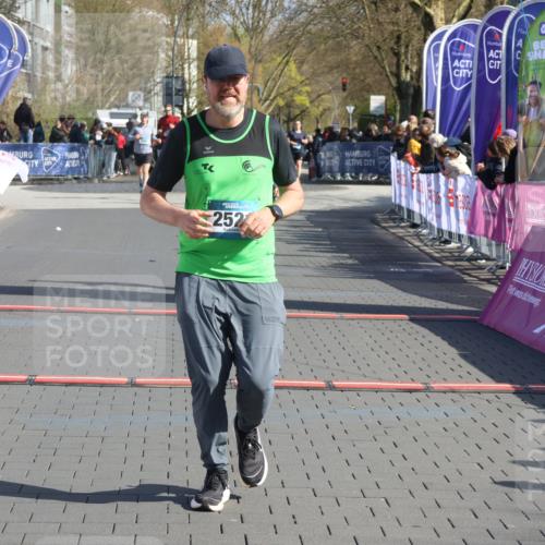 12.04.2026 - 45. Internationalen Wilhelmsburger Insellauf Strokosch-Dieckow http://msf.ph/oto/9453465 12.04.2026 10:40:04 Ziel 2521, 2953, 4522 meine-sportfotos.de