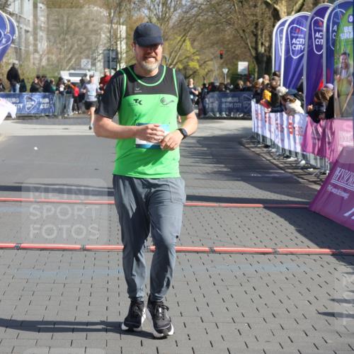12.04.2026 - 45. Internationalen Wilhelmsburger Insellauf Strokosch-Dieckow http://msf.ph/oto/9453468 12.04.2026 10:40:04 Ziel 2521, 2953, 4522 meine-sportfotos.de