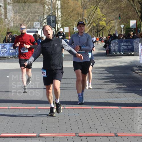 12.04.2026 - 45. Internationalen Wilhelmsburger Insellauf Strokosch-Dieckow http://msf.ph/oto/9453481 12.04.2026 10:40:11 Ziel 3442, 5688, 3834, 4629 meine-sportfotos.de