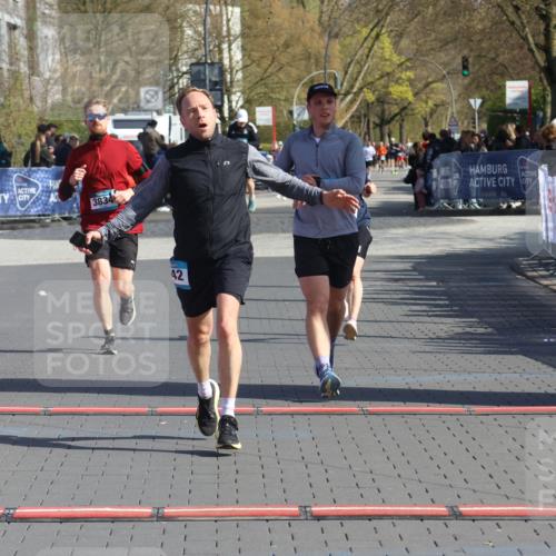 12.04.2026 - 45. Internationalen Wilhelmsburger Insellauf Strokosch-Dieckow http://msf.ph/oto/9453483 12.04.2026 10:40:11 Ziel 3442, 5688, 3834, 4629 meine-sportfotos.de