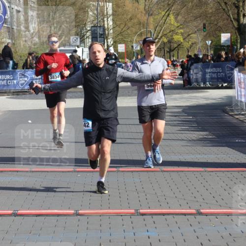 12.04.2026 - 45. Internationalen Wilhelmsburger Insellauf Strokosch-Dieckow http://msf.ph/oto/9453492 12.04.2026 10:40:11 Ziel 3442, 5688, 3834, 4629 meine-sportfotos.de