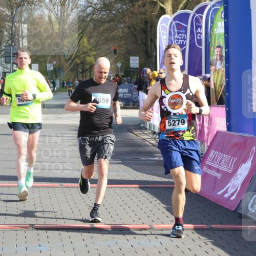 12.04.2026 - 45. Internationalen Wilhelmsburger Insellauf Strokosch-Dieckow http://msf.ph/oto/9453498 12.04.2026 10:27:47 Ziel 5440, 5279, 2659, 5645 meine-sportfotos.de