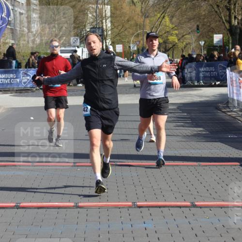 12.04.2026 - 45. Internationalen Wilhelmsburger Insellauf Strokosch-Dieckow http://msf.ph/oto/9453499 12.04.2026 10:40:11 Ziel 3442, 5688, 3834, 4629 meine-sportfotos.de