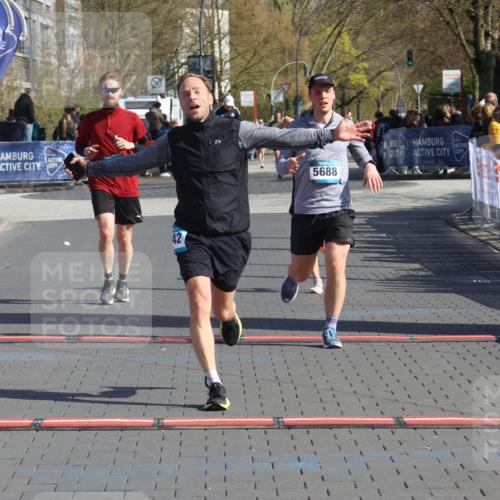 12.04.2026 - 45. Internationalen Wilhelmsburger Insellauf Strokosch-Dieckow http://msf.ph/oto/9453502 12.04.2026 10:40:11 Ziel 3442, 5688, 3834, 4629 meine-sportfotos.de