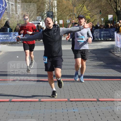 12.04.2026 - 45. Internationalen Wilhelmsburger Insellauf Strokosch-Dieckow http://msf.ph/oto/9453506 12.04.2026 10:40:11 Ziel 3442, 5688, 3834, 4629 meine-sportfotos.de