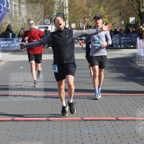 12.04.2026 - 45. Internationalen Wilhelmsburger Insellauf Strokosch-Dieckow http://msf.ph/oto/9453510 12.04.2026 10:40:12 Ziel 3442, 5688, 3834, 4629 meine-sportfotos.de
