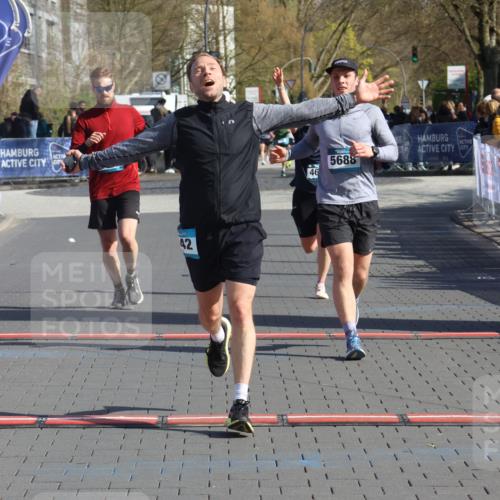 12.04.2026 - 45. Internationalen Wilhelmsburger Insellauf Strokosch-Dieckow http://msf.ph/oto/9453516 12.04.2026 10:40:12 Ziel 3442, 5688, 3834, 4629 meine-sportfotos.de