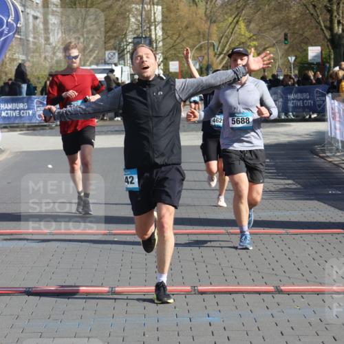 12.04.2026 - 45. Internationalen Wilhelmsburger Insellauf Strokosch-Dieckow http://msf.ph/oto/9453519 12.04.2026 10:40:12 Ziel 3442, 5688, 3834, 4629 meine-sportfotos.de