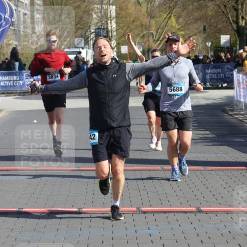12.04.2026 - 45. Internationalen Wilhelmsburger Insellauf Strokosch-Dieckow http://msf.ph/oto/9453522 12.04.2026 10:40:12 Ziel 3442, 5688, 3834, 4629 meine-sportfotos.de