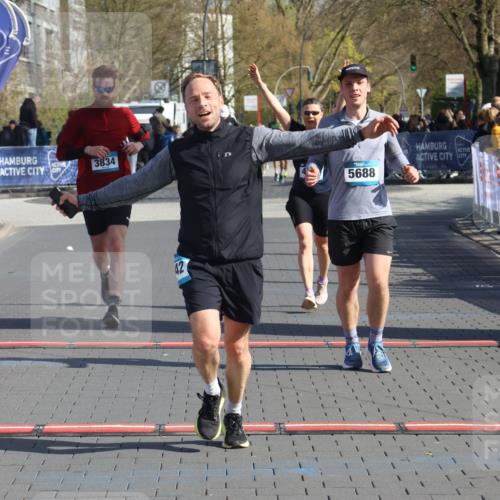 12.04.2026 - 45. Internationalen Wilhelmsburger Insellauf Strokosch-Dieckow http://msf.ph/oto/9453523 12.04.2026 10:40:12 Ziel 3442, 5688, 3834, 4629 meine-sportfotos.de