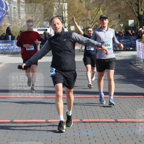 12.04.2026 - 45. Internationalen Wilhelmsburger Insellauf Strokosch-Dieckow http://msf.ph/oto/9453526 12.04.2026 10:40:12 Ziel 3442, 5688, 3834, 4629 meine-sportfotos.de