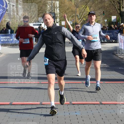 12.04.2026 - 45. Internationalen Wilhelmsburger Insellauf Strokosch-Dieckow http://msf.ph/oto/9453529 12.04.2026 10:40:12 Ziel 3442, 5688, 3834, 4629 meine-sportfotos.de
