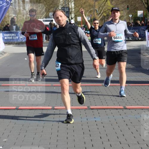 12.04.2026 - 45. Internationalen Wilhelmsburger Insellauf Strokosch-Dieckow http://msf.ph/oto/9453532 12.04.2026 10:40:12 Ziel 3442, 5688, 3834, 4629 meine-sportfotos.de