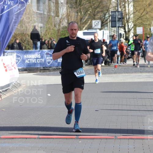12.04.2026 - 45. Internationalen Wilhelmsburger Insellauf Strokosch-Dieckow http://msf.ph/oto/9453590 12.04.2026 10:28:24 Ziel 4651, 3562 meine-sportfotos.de