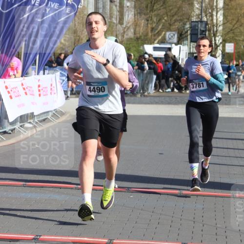 12.04.2026 - 45. Internationalen Wilhelmsburger Insellauf Strokosch-Dieckow http://msf.ph/oto/9453606 12.04.2026 10:40:30 Ziel 4490, 3781, 3785 meine-sportfotos.de