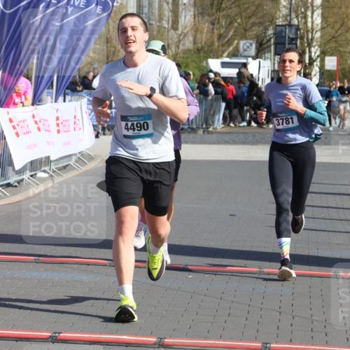 12.04.2026 - 45. Internationalen Wilhelmsburger Insellauf Strokosch-Dieckow http://msf.ph/oto/9453610 12.04.2026 10:40:31 Ziel 4490, 3781, 3785 meine-sportfotos.de