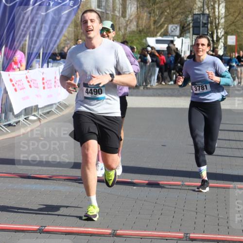 12.04.2026 - 45. Internationalen Wilhelmsburger Insellauf Strokosch-Dieckow http://msf.ph/oto/9453614 12.04.2026 10:40:31 Ziel 4490, 3781, 3785 meine-sportfotos.de