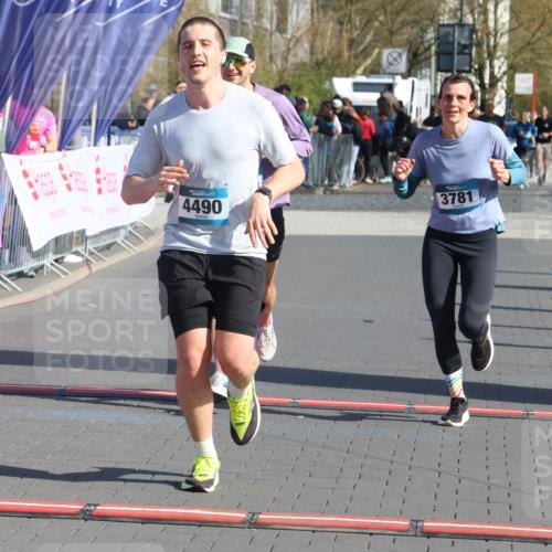 12.04.2026 - 45. Internationalen Wilhelmsburger Insellauf Strokosch-Dieckow http://msf.ph/oto/9453619 12.04.2026 10:40:31 Ziel 4490, 3781, 3785 meine-sportfotos.de
