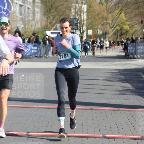 12.04.2026 - 45. Internationalen Wilhelmsburger Insellauf Strokosch-Dieckow http://msf.ph/oto/9453624 12.04.2026 10:40:32 Ziel 4490, 3781, 3785 meine-sportfotos.de