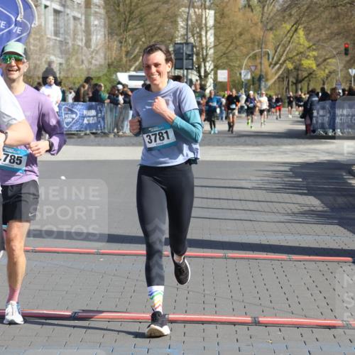 12.04.2026 - 45. Internationalen Wilhelmsburger Insellauf Strokosch-Dieckow http://msf.ph/oto/9453629 12.04.2026 10:40:32 Ziel 4490, 3781, 3785 meine-sportfotos.de