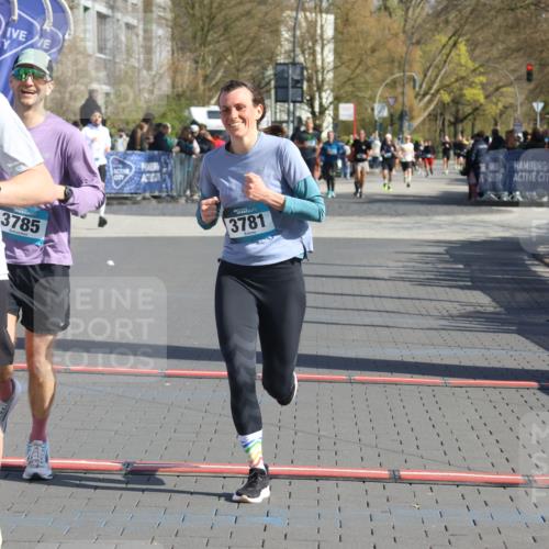 12.04.2026 - 45. Internationalen Wilhelmsburger Insellauf Strokosch-Dieckow http://msf.ph/oto/9453632 12.04.2026 10:40:32 Ziel 4490, 3781, 3785 meine-sportfotos.de