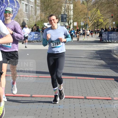 12.04.2026 - 45. Internationalen Wilhelmsburger Insellauf Strokosch-Dieckow http://msf.ph/oto/9453642 12.04.2026 10:40:32 Ziel 4490, 3781, 3785 meine-sportfotos.de