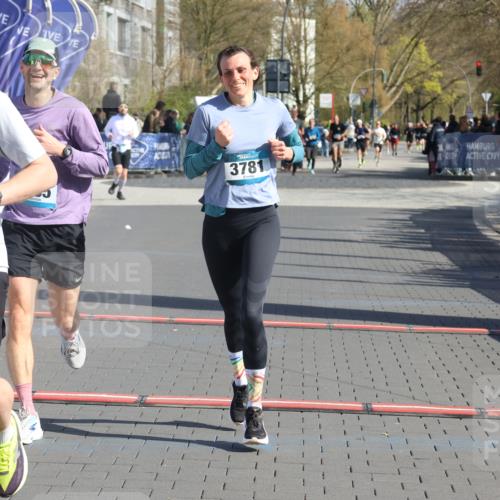 12.04.2026 - 45. Internationalen Wilhelmsburger Insellauf Strokosch-Dieckow http://msf.ph/oto/9453647 12.04.2026 10:40:32 Ziel 4490, 3781, 3785 meine-sportfotos.de