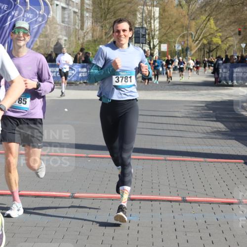 12.04.2026 - 45. Internationalen Wilhelmsburger Insellauf Strokosch-Dieckow http://msf.ph/oto/9453652 12.04.2026 10:40:32 Ziel 4490, 3781, 3785 meine-sportfotos.de