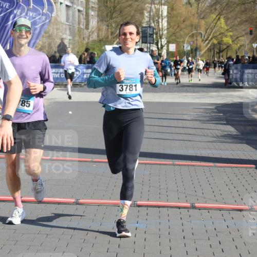 12.04.2026 - 45. Internationalen Wilhelmsburger Insellauf Strokosch-Dieckow http://msf.ph/oto/9453658 12.04.2026 10:40:32 Ziel 4490, 3781, 3785 meine-sportfotos.de
