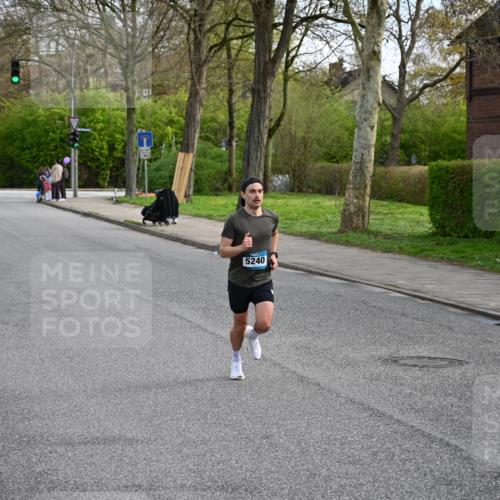 12.04.2026 - 45. Internationalen Wilhelmsburger Insellauf J. Mangold http://msf.ph/oto/9453659 12.04.2026 10:13:13 Ziel 5240, 5514, 2119, 3979 meine-sportfotos.de