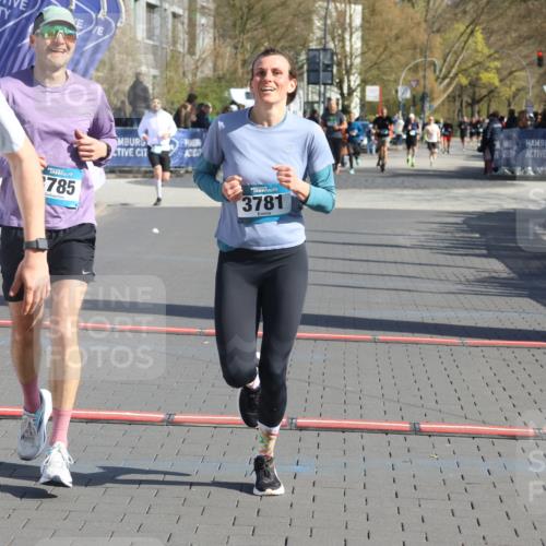12.04.2026 - 45. Internationalen Wilhelmsburger Insellauf Strokosch-Dieckow http://msf.ph/oto/9453665 12.04.2026 10:40:32 Ziel 4490, 3781, 3785 meine-sportfotos.de