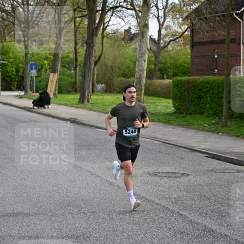 12.04.2026 - 45. Internationalen Wilhelmsburger Insellauf J. Mangold http://msf.ph/oto/9453677 12.04.2026 10:13:14 Ziel 5240, 5514, 5514, 2119, 3979 meine-sportfotos.de