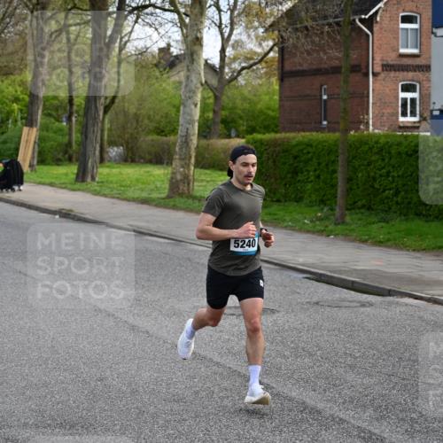 12.04.2026 - 45. Internationalen Wilhelmsburger Insellauf J. Mangold http://msf.ph/oto/9453687 12.04.2026 10:13:14 Ziel 5240, 5514, 5514, 2119, 3979 meine-sportfotos.de