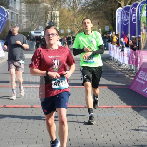 12.04.2026 - 45. Internationalen Wilhelmsburger Insellauf Strokosch-Dieckow http://msf.ph/oto/9453715 12.04.2026 10:28:38 Ziel 5473, 4163, 4214, 2022, 4068, 4294, 2851, 5452 meine-sportfotos.de
