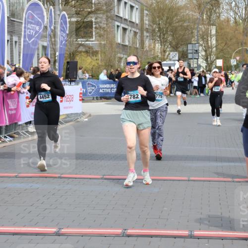 12.04.2026 - 45. Internationalen Wilhelmsburger Insellauf Strokosch-Dieckow http://msf.ph/oto/9453727 12.04.2026 13:06:01 Ziel 5414, 4126, 3782, 3164, 4452, 4775 meine-sportfotos.de